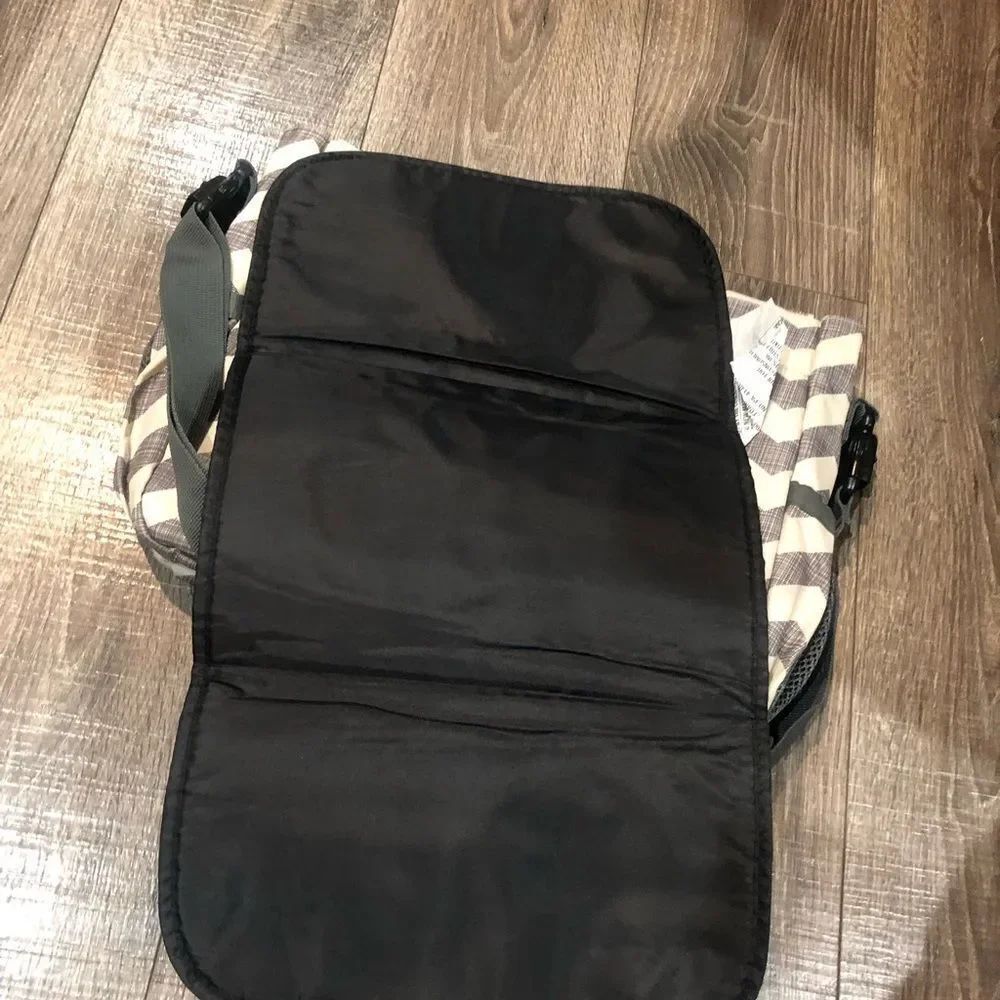 Baby Bag Skip Hop Chevron Patterned in Gray and White - Picture 7 of 8